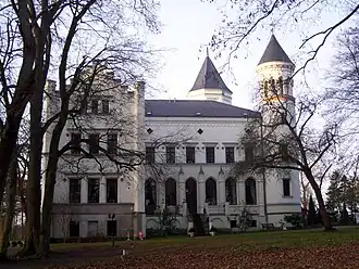 Фасад главного здания комплекса