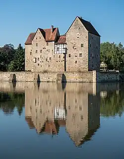 Вид замка со стороны озера