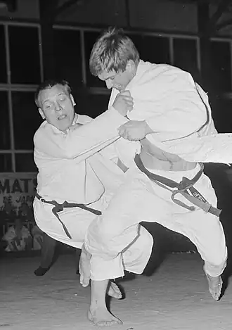 Брайан Джэкс (слева) в схватке с Аадом ван Поланеном. 1967 год.