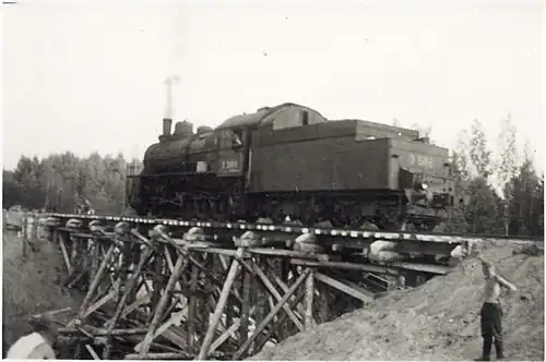 Паровоз Э следует по мосту через реку Чёрная в августе 1941 года