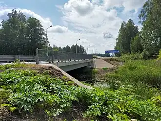 Мост через реку Аптала у въезда в посёлок
