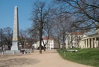 Денисовые сады с обелиском (слева) и колоннадой (справа)