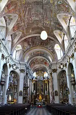 Вид на главный алтарь в костёле Святых Янов в Брно