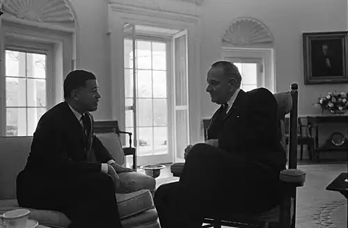 Эдвард Брук и президент США Линдон Джонсон в Овальном кабинете Белого дома в Вашингтоне, 1967 год.