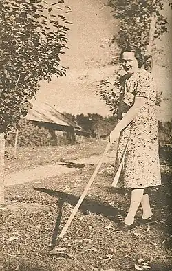 Ирья Броваллиус в своём саду в Нерке. Ок. 1943