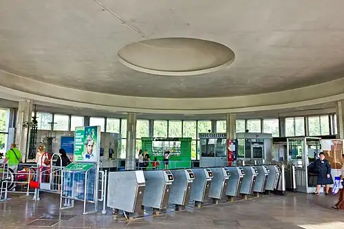 Внутри южного вестибюля, турникеты на вход, слева от кабины дежурного турникет типа УТ-2000, июнь 2014&nbsp;г.