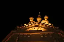 Скульптуры путти, смотрящих на северо-запад