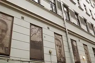 Стены внутреннего двора