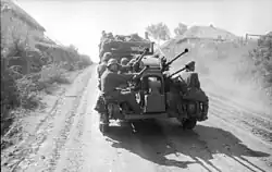 2&nbsp;cm FlaK-Vierling&nbsp;38 буксируется в&nbsp;походном положении на колёсном ходу; Восточный фронт, 1943&nbsp;год.