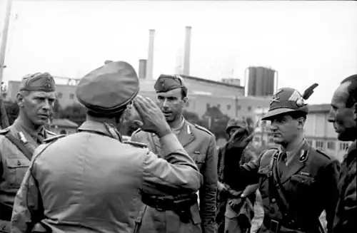 Итальянские офицеры беседуют с немецким. Справа офицер итальянских Альпийских стрелков.