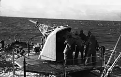 Носовая 8,8&nbsp;cm FlaK&nbsp;L/45 на лафете MPL&nbsp;C/13 (немецкий минный заградитель «Ганзештадт Данциг»[нем.]&nbsp;— бывшее пассажирское судно судоходной компании NDL, мобилизованное в&nbsp;состав кригсмарине в&nbsp;начале Второй мировой войны; 1939&nbsp;год).