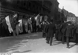 Бисмаркюгенд 7 июля 1923 года в Берлине на политических похоронах убитого коммунистами Вальтера Ройдника