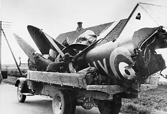 Эвакуация немцами обломков сбитого британского бомбардировщика Bristol Blenheim