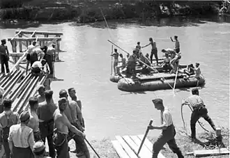 Немецкие солдаты строят переправу через реку Сперхиос, 23 апреля 1941 года