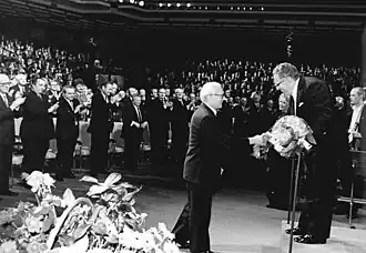 Курт Зандерлинг (справа) с немецким политиком Эрихом Хонеккером