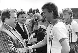 Андреас Том получает приз «Лучшего футболиста ГДР»