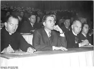 Генрих Брандвейнер (в центре) в качестве гостя на 7-м съезде партии ХДС в Веймаре, 1954 г.