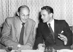 И. Лога-Совинский (справа) и немецкий писатель Людвиг Ренн (1954)