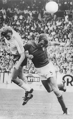 Морини (справа) в игре против сборной Польши на ЧМ-1974