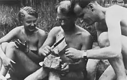 Марта Хуземан с Харро Шульце-Бойзеном (справа) и Гюнтером Вайзенбондом.