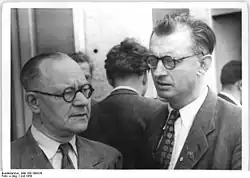 Доминик Урбани (справа) с бельгийским коммунистом Реймондом Дипси (1950 год)