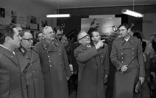 Главком ГСВГ генерал армии Ивановский Е. Ф. и руководитель ГДР Эрих Хонеккер.Гарнизон ГСВГ во Франкфурте-на-Одере,20 февраля 1978 г.