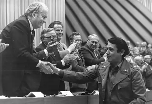 Глава делегации СФНО Виктор Тирадо жмёт руку первому секретарю ЦК КП Уругвая Роднею Арисменди на X съезде СЕПГ