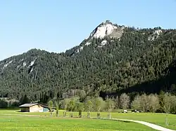 Вид замка со стороны долины