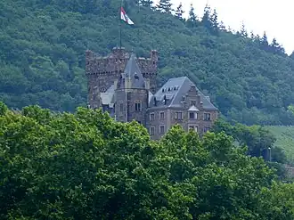 Замок на фоне соседней горы