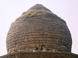 Гробница отличается необычной формой луковичного купола