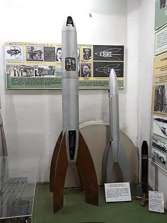 Вариант экспериментальной стратосферной ракеты «АвиаВНИТО» (слева) и баллистической ракеты типа 604 (в центре)