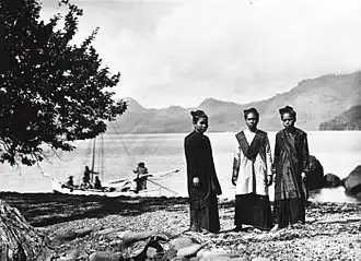 Фотография молодой женщины в традиционном платье на острове Сангир, снята около 1900 года