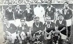 Тиноко первый слева в верхнем ряду