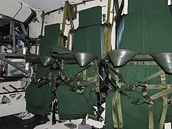 При проектировании внутреннего оснащения десантного отделения внимание уделено повышению противоминной стойкости.