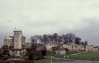 Фалезский замок, в котором был подписан договор