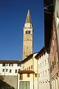 Il campanile visto dal cortile di un antico caseggiato del centro storico