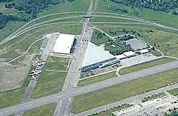 Вид сверху на музей и летное поле