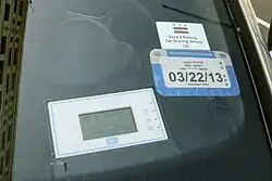 Считыватель клиентских карт под лобовым стеклом, по которым производится допуск в автомобиль