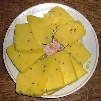 Сыр с тмином традиционно подаётся на празднике Лиго