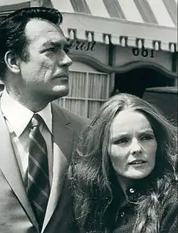 Кэтрин Хотон с Карлом Бетцем[англ.] на съемках сериала «Защитник Джадд[англ.]» в 1968 году