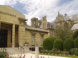 Здание библиотеки на фоне Реймсского собора