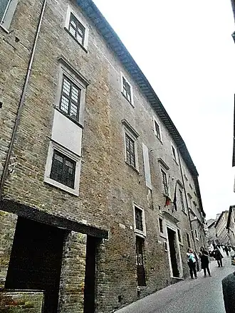 В этом доме родился Рафаэль Санти