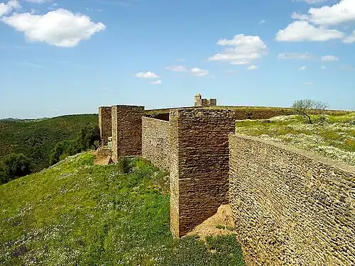 Вид на стену и башни замка.