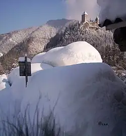 Вид замка в зимнее время