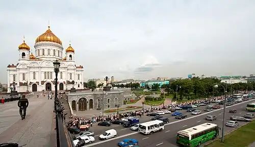 Пречистенская набережная напротив Храма Христа Спасителя. Вид с Патриаршего моста