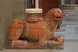 Стилофорный лев из веронского мрамора в болонском соборе Сан-Пьетро