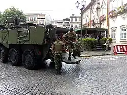 Португальские солдаты покидают бронемашину
