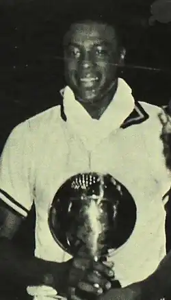 Расселл принимает приз самому ценному  игроку конференции Big Ten в 1966 году