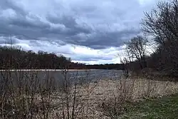 Вид на реку Сидар в пределах территории округа Блэк-Хок весной 2024 года