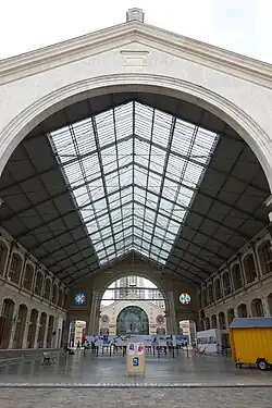 Центральный офис парижских похоронных бюро «Сенткватр» (фр.); ныне — выставочное пространство.